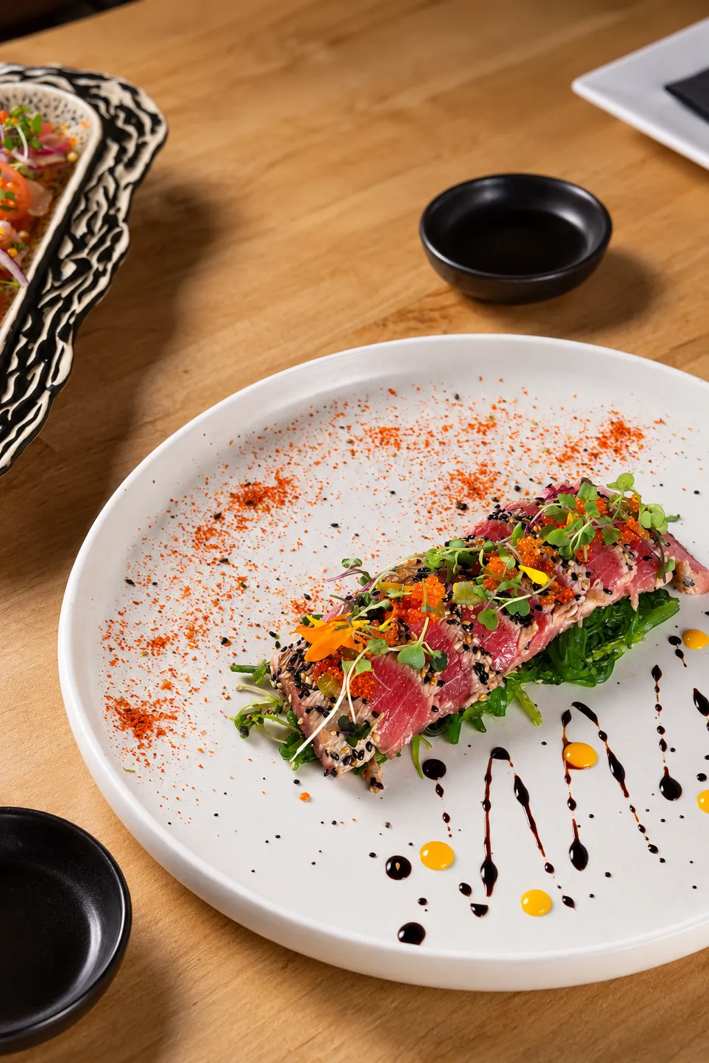 Tataki de atún con sésamo y algas