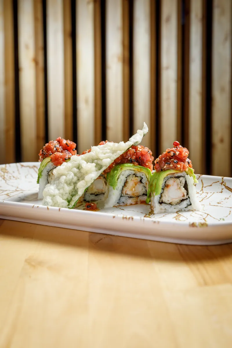 Prawn and tuna tartare uramaki (8 pcs)