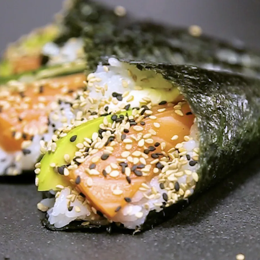 Salmon temaki (1 pc)